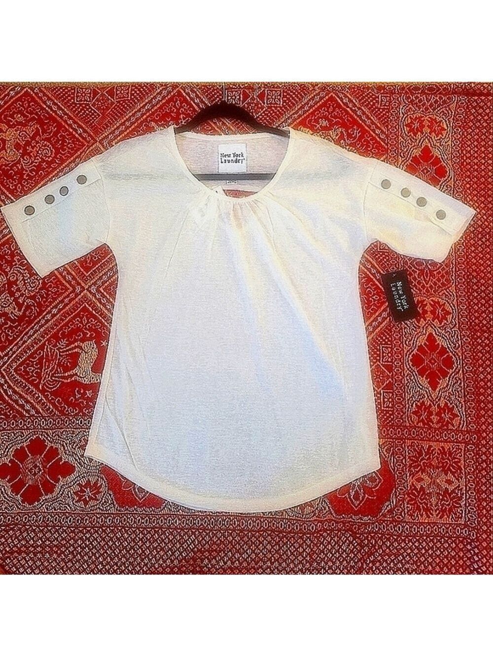 BNWT New York Laundry button sleeve detail top!